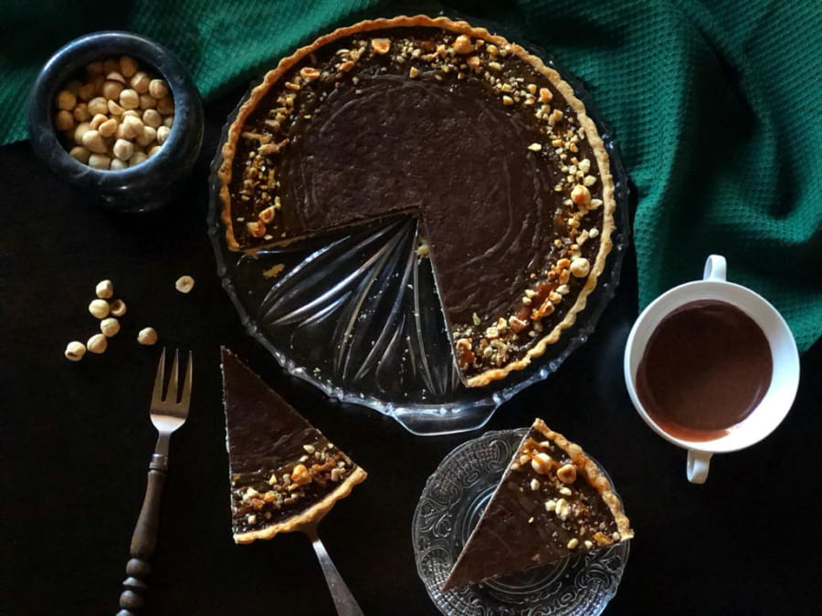 Tarta cu ciocolata, alune de padure si caramel sarat